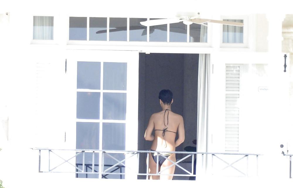 25P Rihanna Naked Ass And Topless Boobs Through Her Balcony