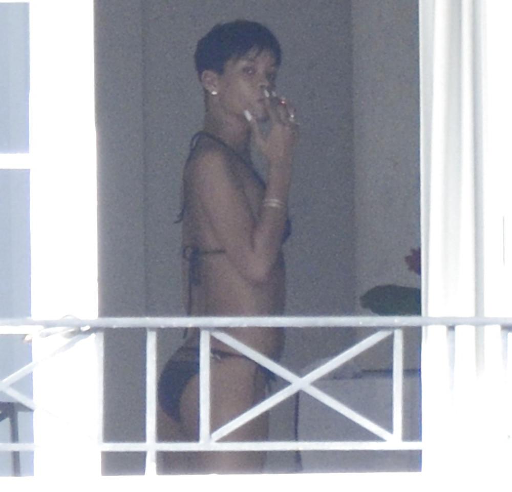 25P Rihanna Naked Ass And Topless Boobs Through Her Balcony