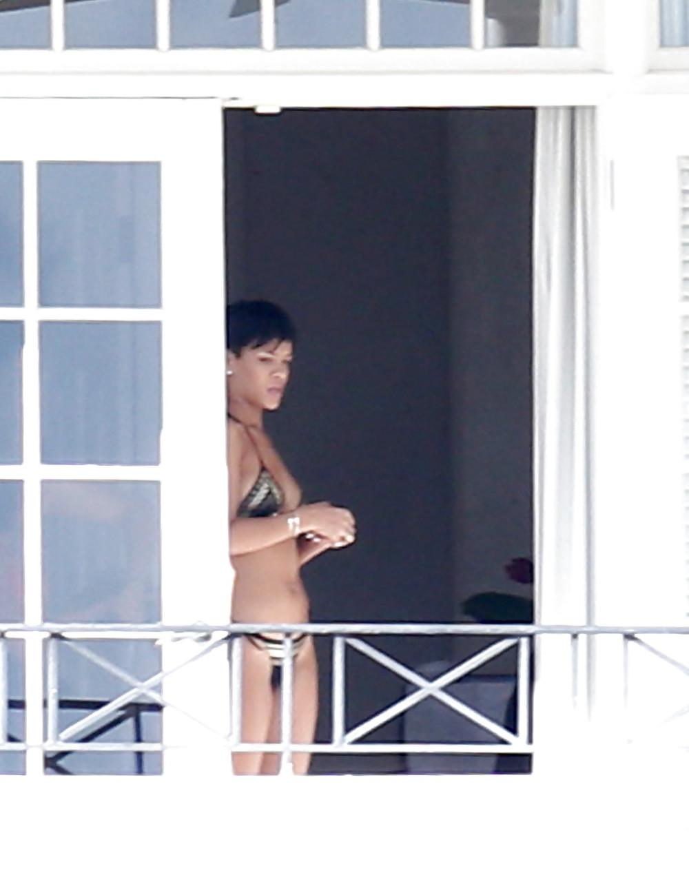 25P Rihanna Naked Ass And Topless Boobs Through Her Balcony
