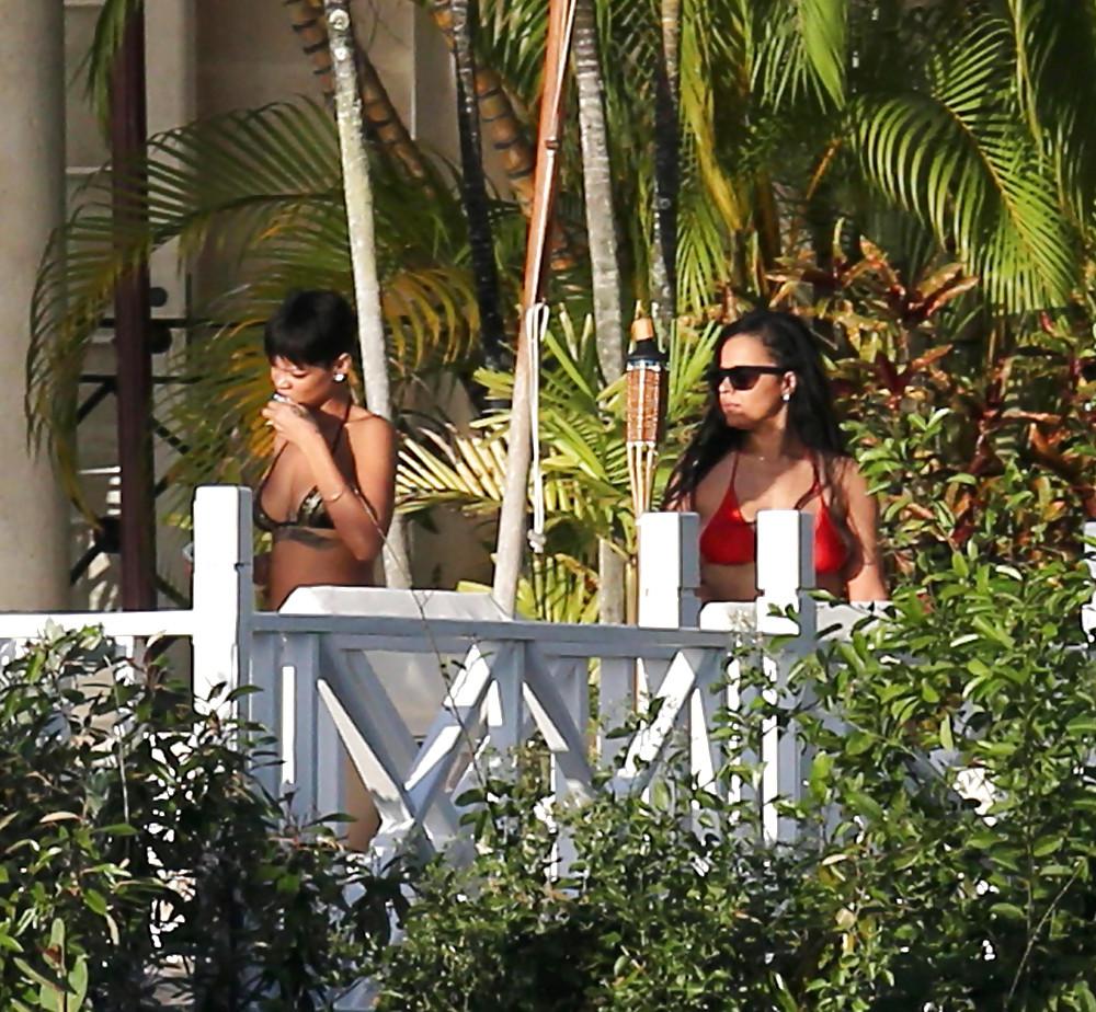 25P Rihanna Naked Ass And Topless Boobs Through Her Balcony