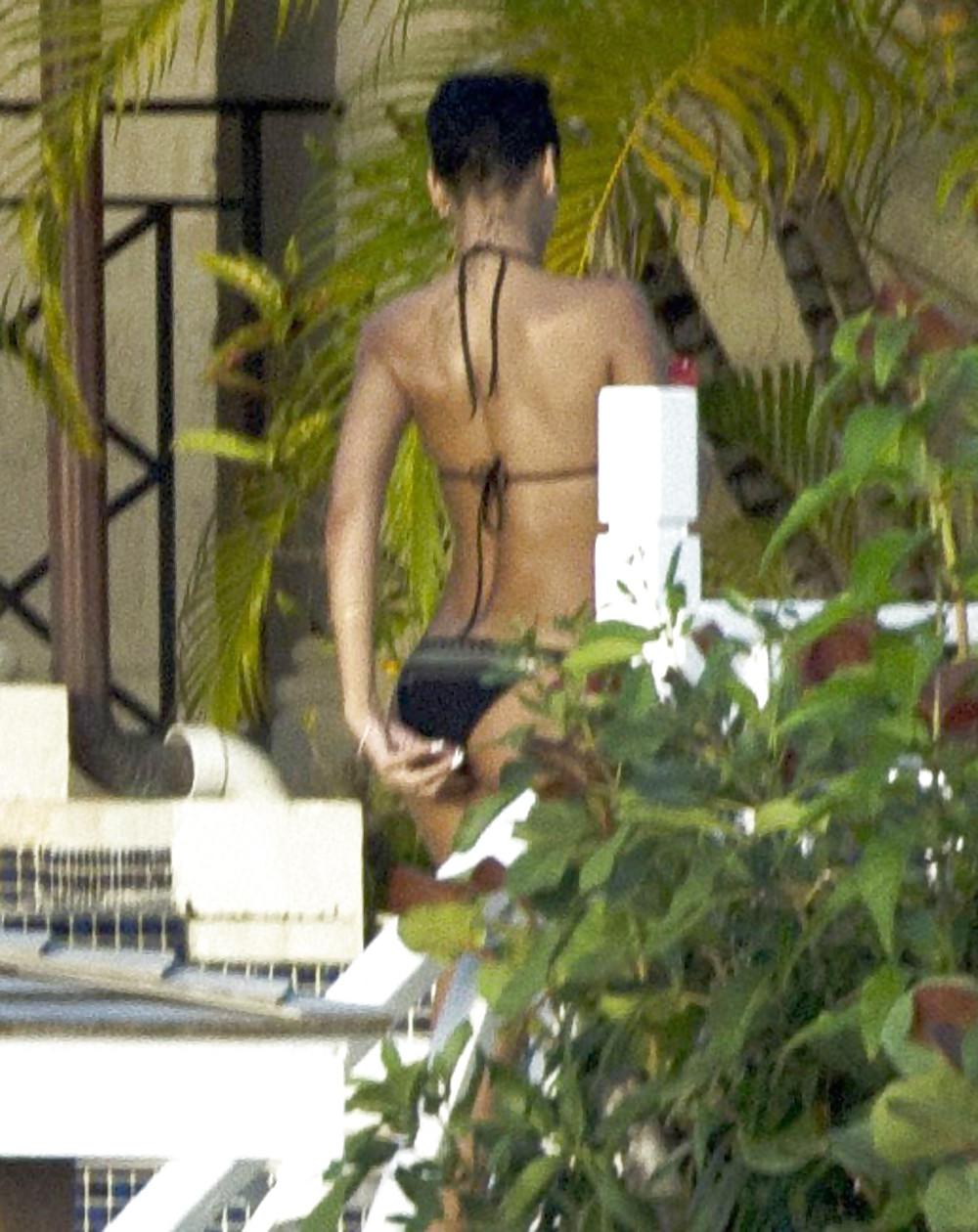 25P Rihanna Naked Ass And Topless Boobs Through Her Balcony