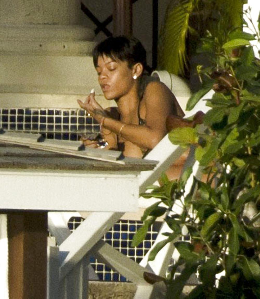 25P Rihanna Naked Ass And Topless Boobs Through Her Balcony