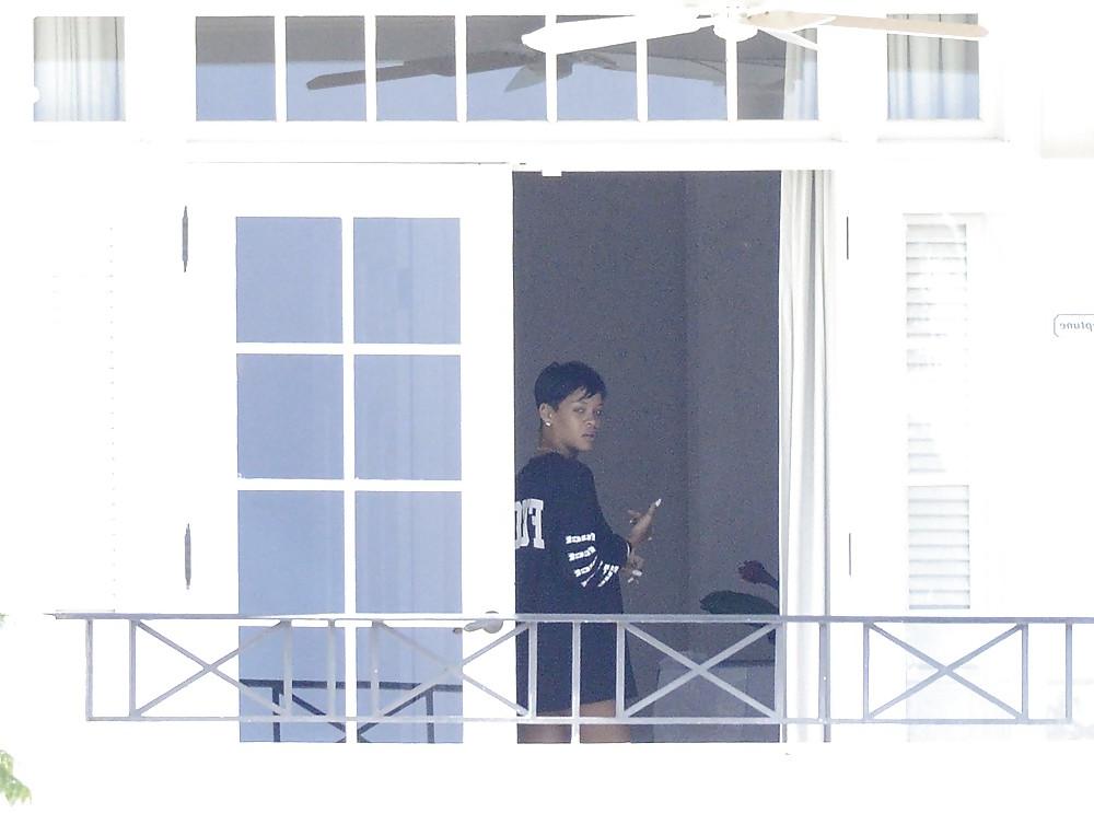 25P Rihanna Naked Ass And Topless Boobs Through Her Balcony