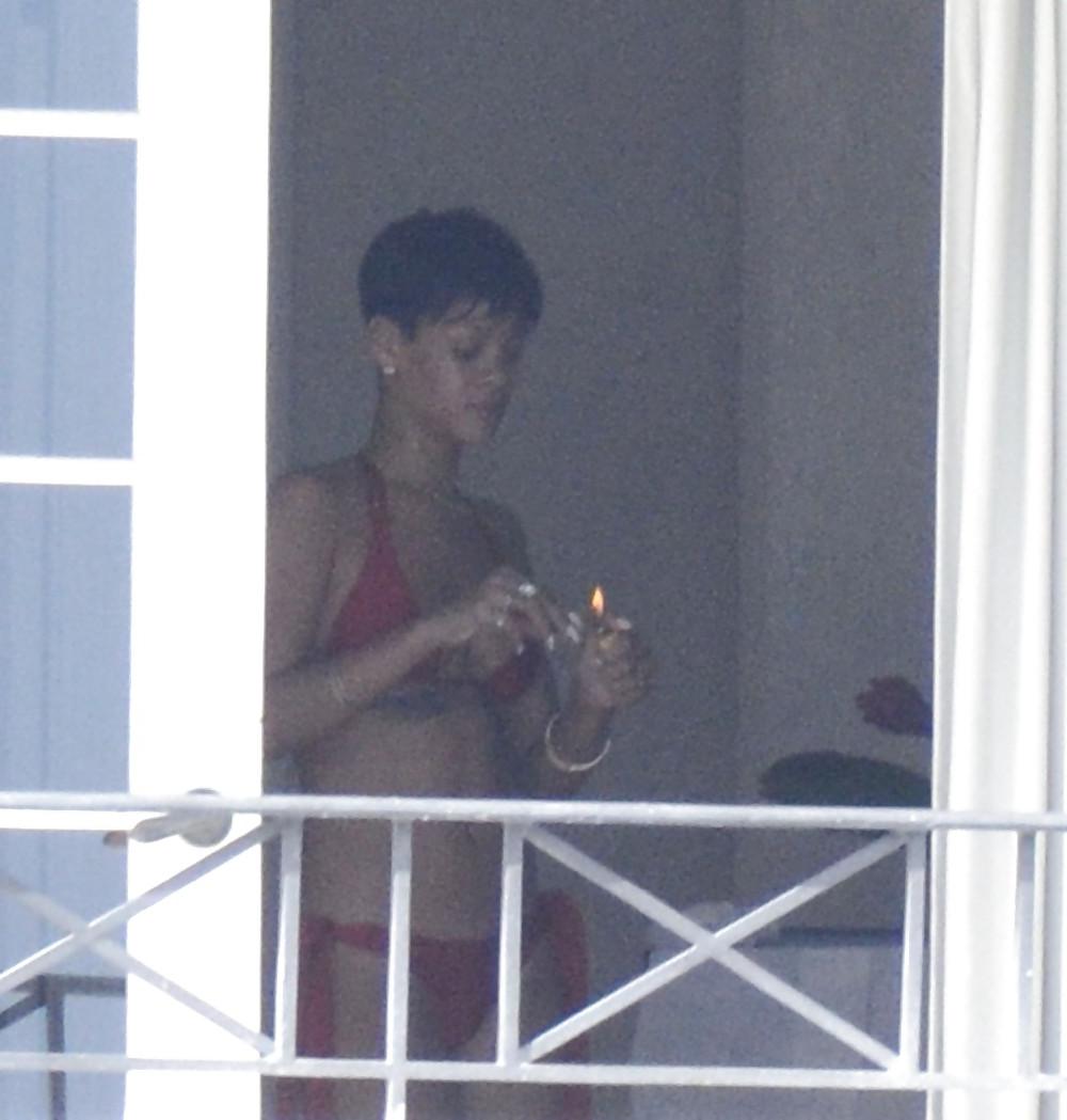 25P Rihanna Naked Ass And Topless Boobs Through Her Balcony