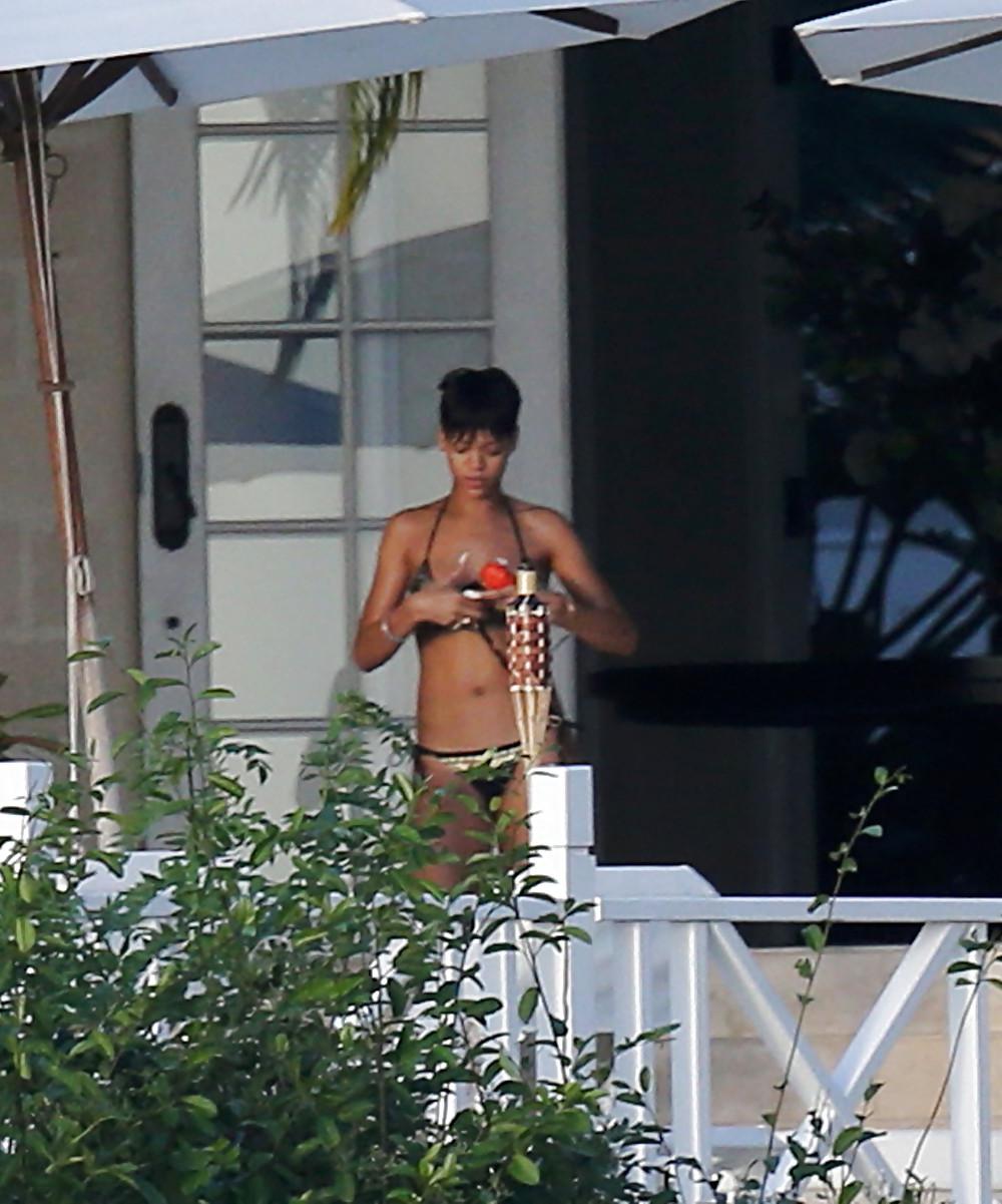 25P Rihanna Naked Ass And Topless Boobs Through Her Balcony