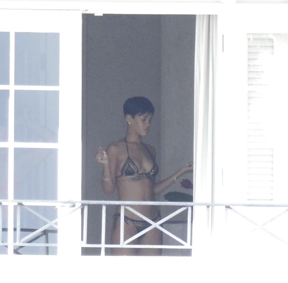 25P Rihanna Naked Ass And Topless Boobs Through Her Balcony