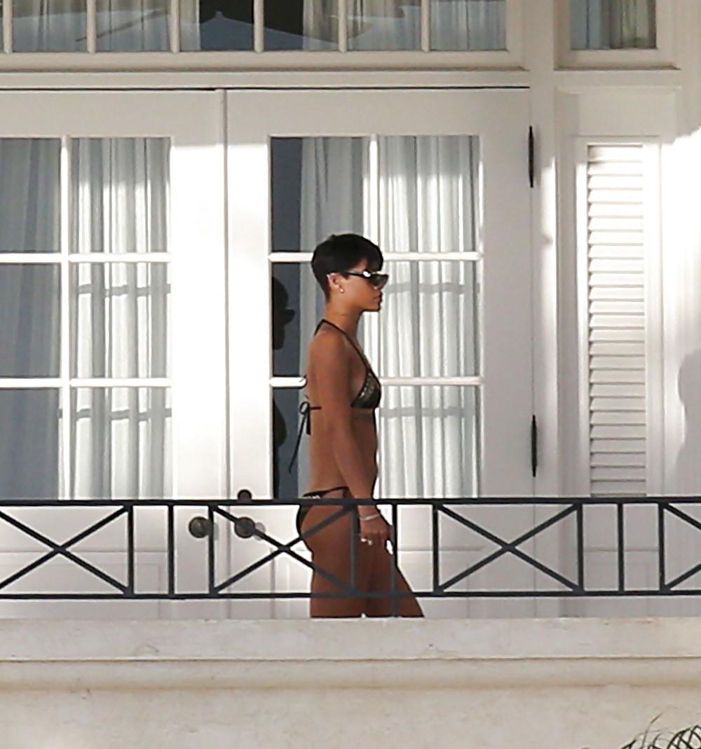 25P Rihanna Naked Ass And Topless Boobs Through Her Balcony