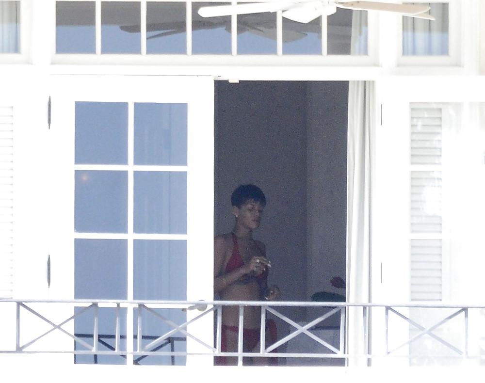 25P Rihanna Naked Ass And Topless Boobs Through Her Balcony