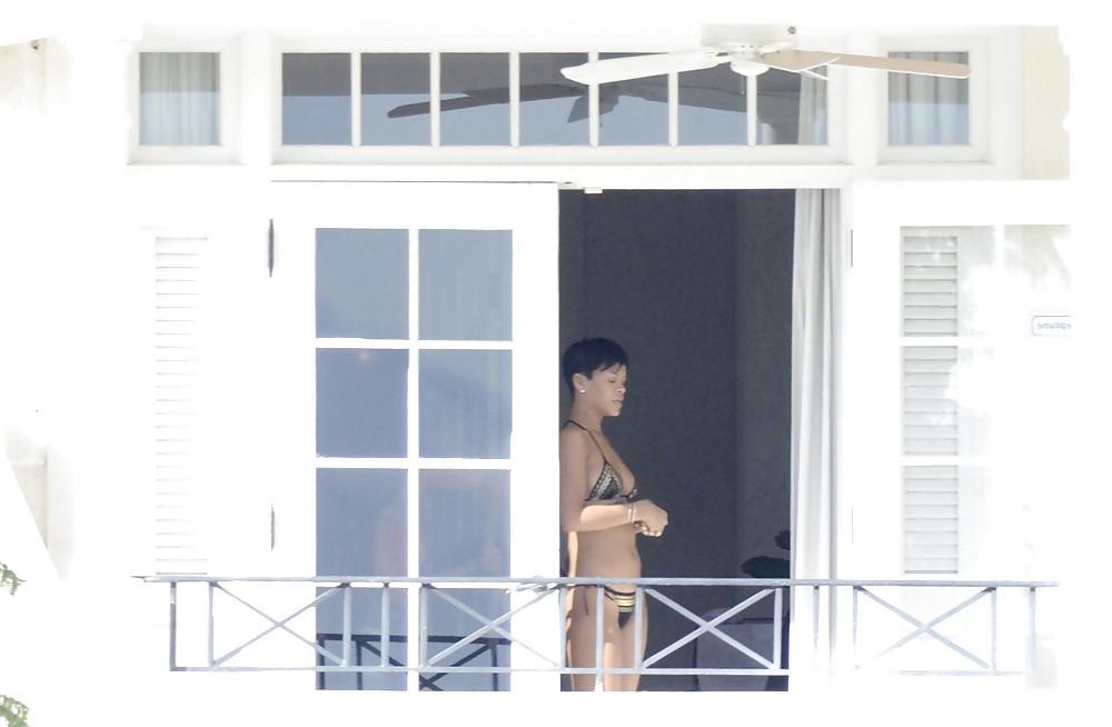 25P Rihanna Naked Ass And Topless Boobs Through Her Balcony
