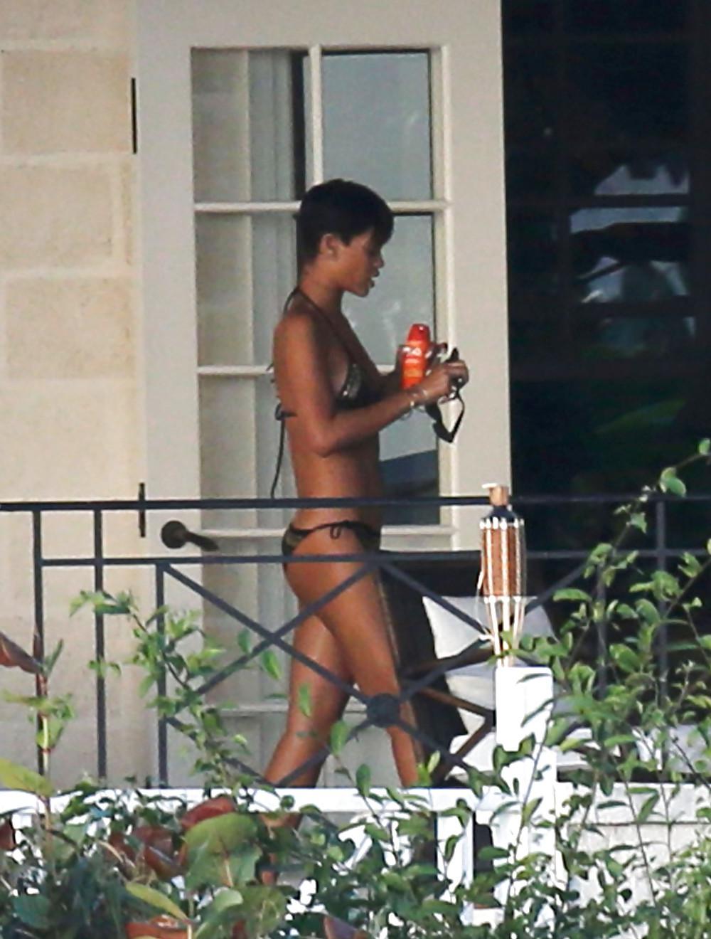 25P Rihanna Naked Ass And Topless Boobs Through Her Balcony