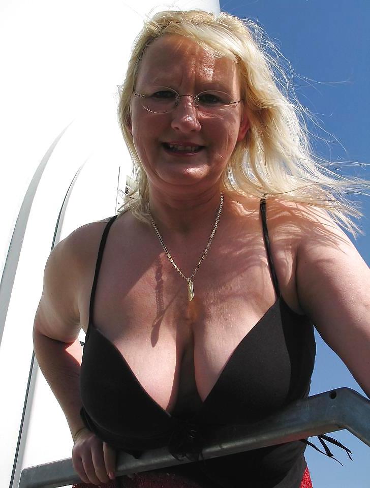 19P Hot German Hausfrauen Milfs