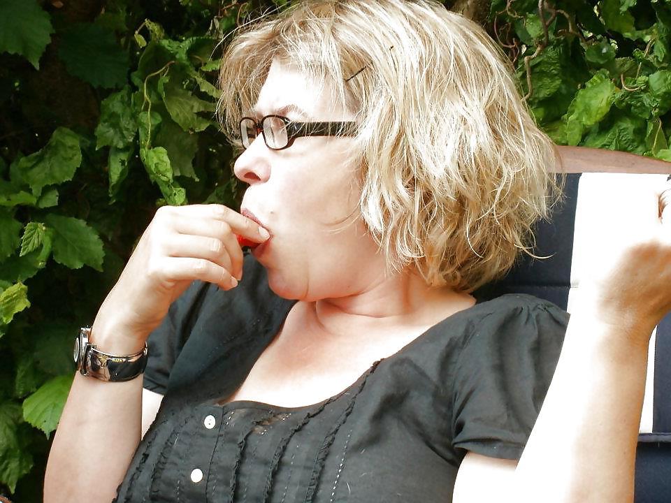 19P Hot German Hausfrauen Milfs