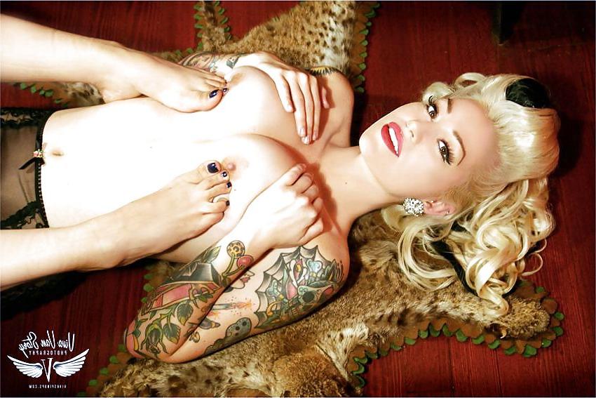 20P Pin-ups of VIVA VAN STORY