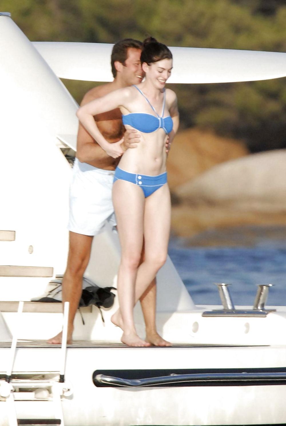 25P Anne Hathaway - Legs & Feet