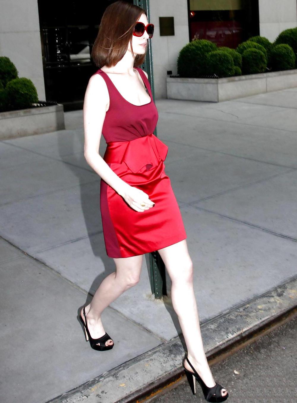 25P Anne Hathaway - Legs & Feet