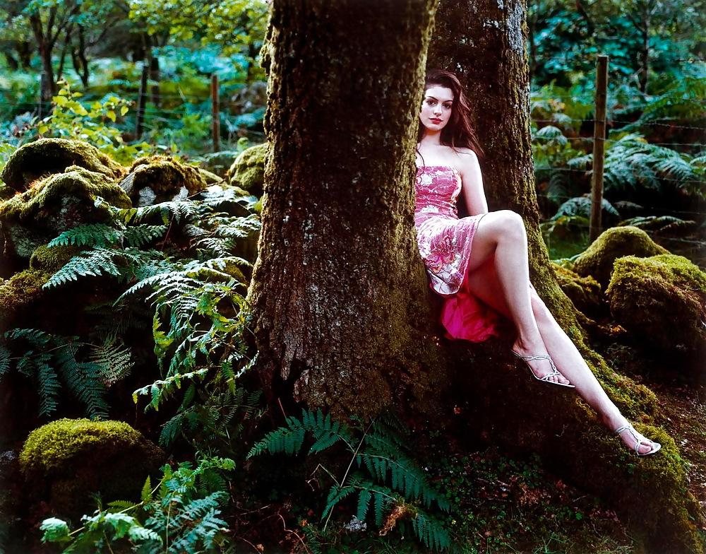 25P Anne Hathaway - Legs & Feet