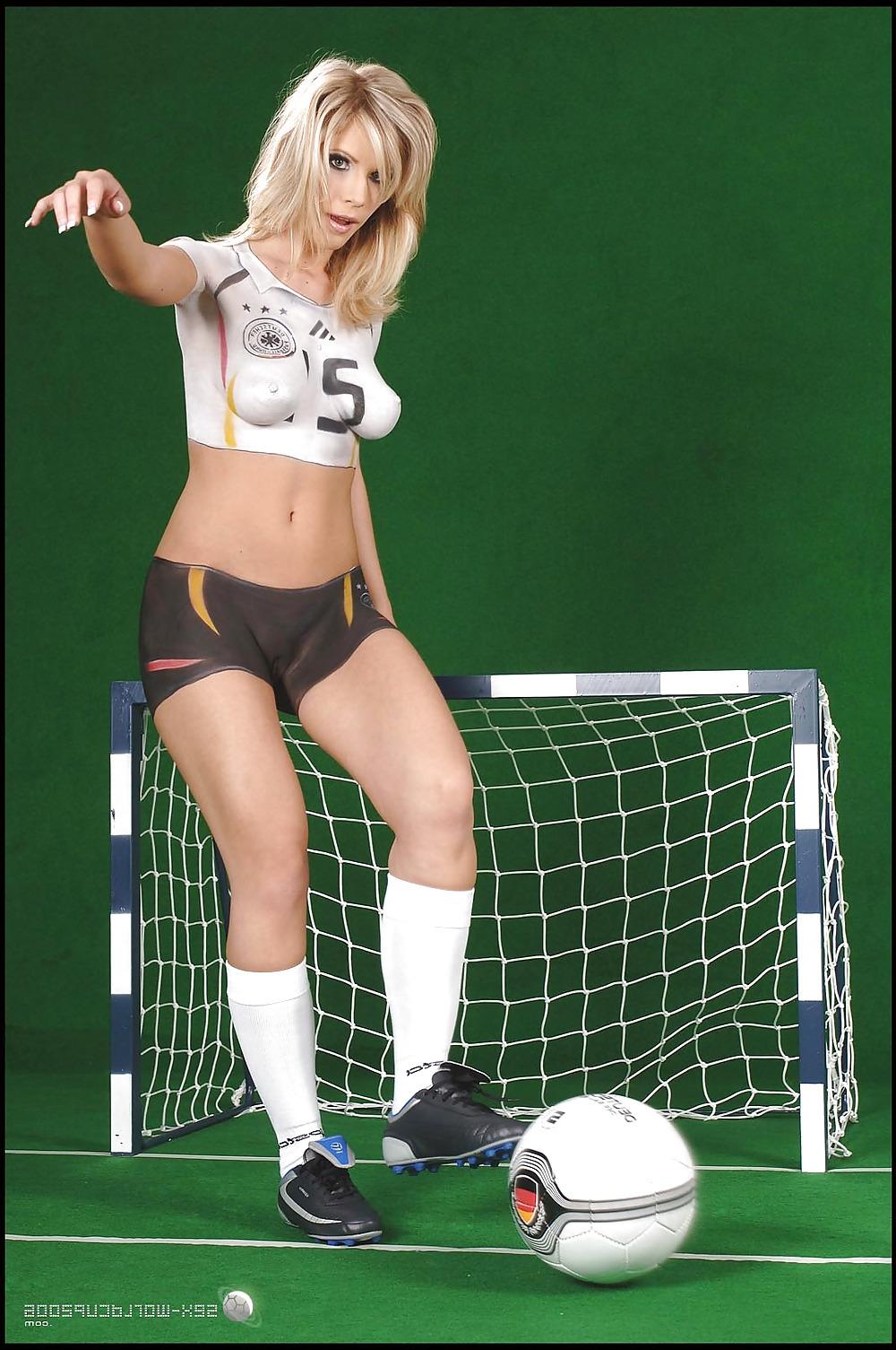 10P Body paint german girl