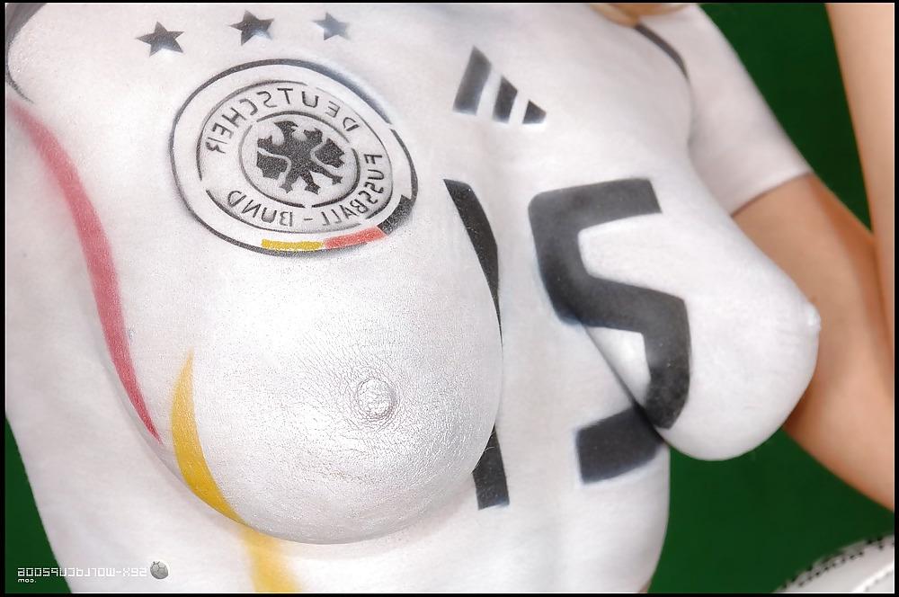 10P Body paint german girl