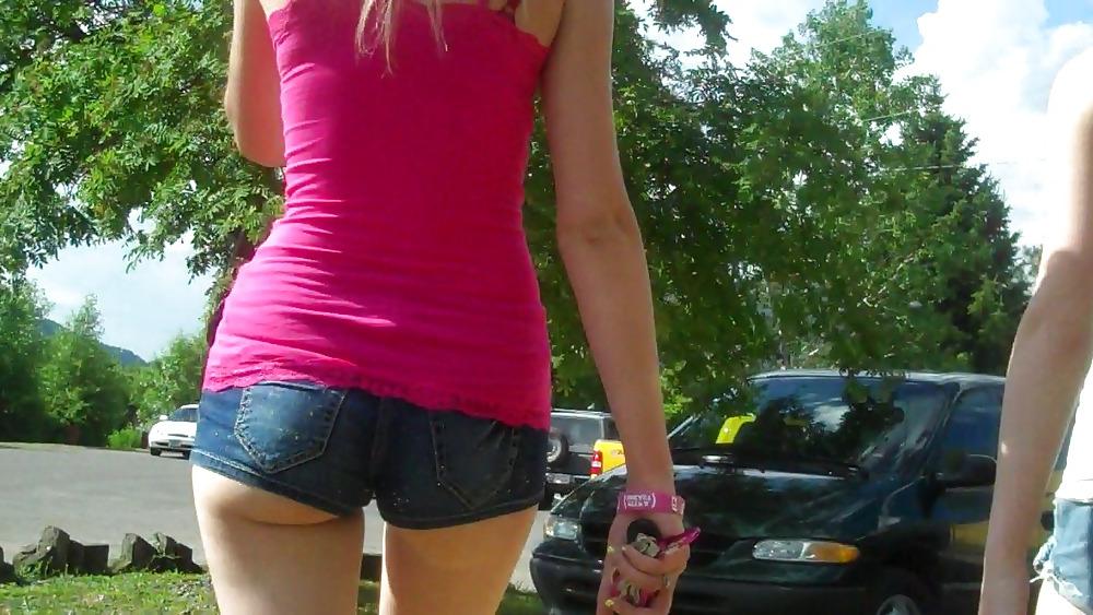 25P Candid Teen Ass Up Close