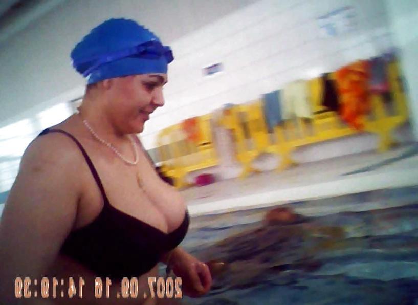 15P ARABISCHE REIFE GROßE BRÜSTE SCHWIMMEN