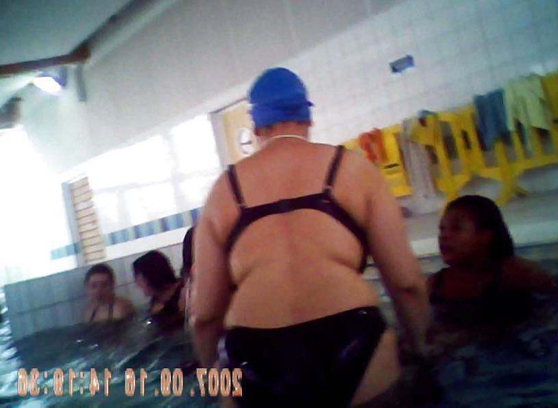 15P ARABISCHE REIFE GROßE BRÜSTE SCHWIMMEN