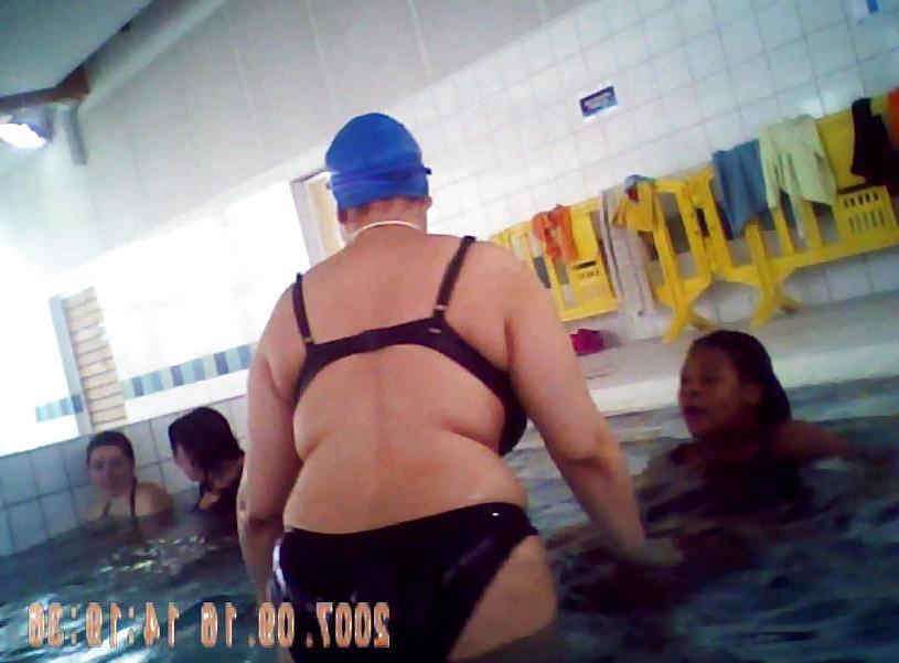 15P ARABISCHE REIFE GROßE BRÜSTE SCHWIMMEN
