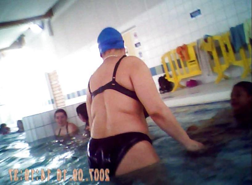 15P ARABISCHE REIFE GROßE BRÜSTE SCHWIMMEN