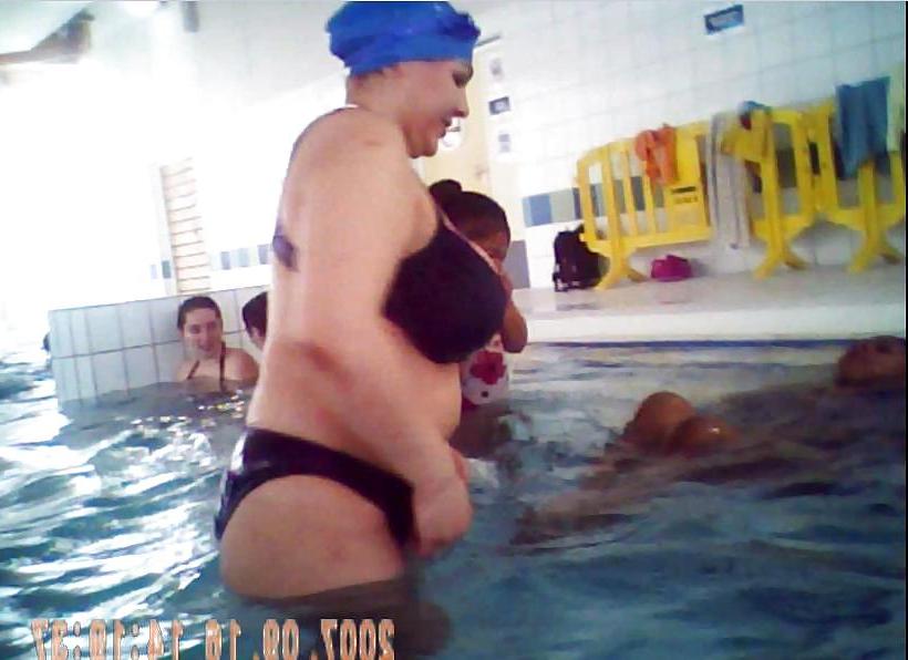 15P ARABISCHE REIFE GROßE BRÜSTE SCHWIMMEN