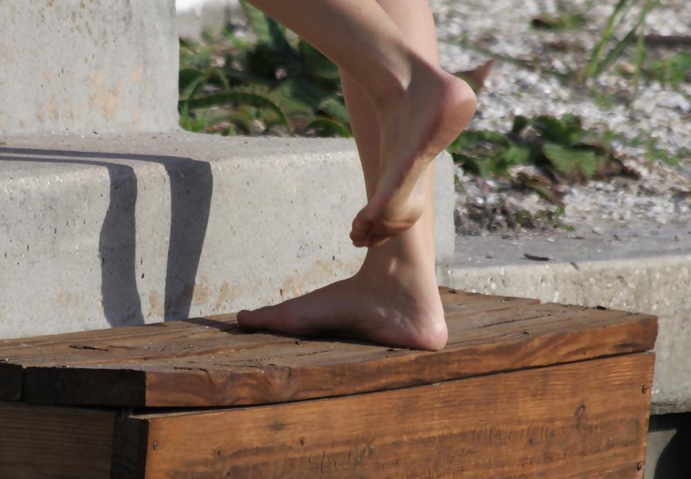10P Voyeur of a Stranger's Feet