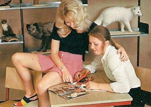 25P Erotic Retro Lesbians