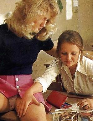 25P Erotic Retro Lesbians