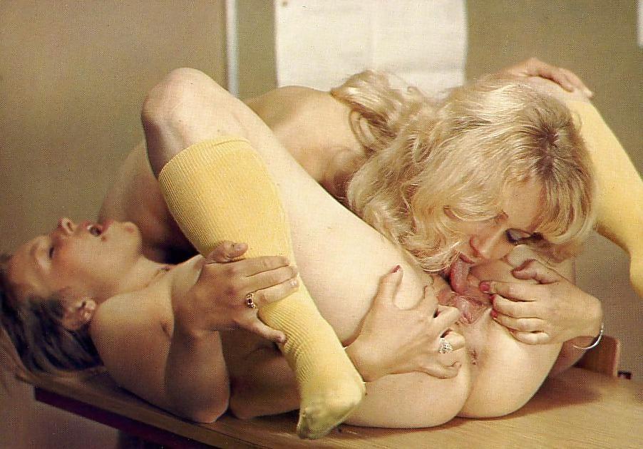 25P Erotic Retro Lesbians