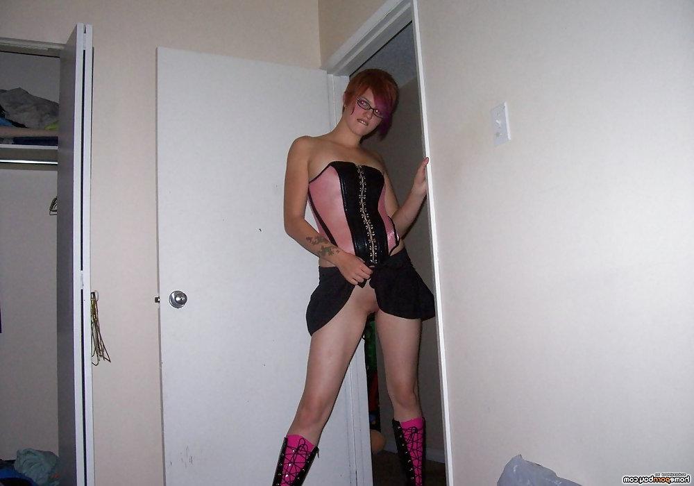 22P Emo webcam model spreading