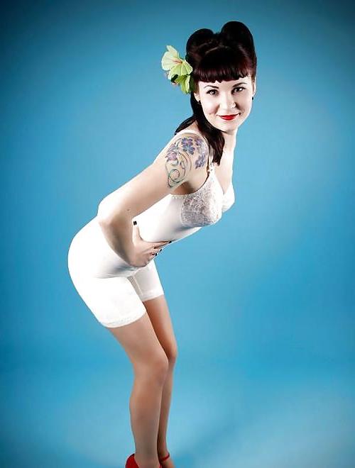 25P Retro Pin-Up Lingerie