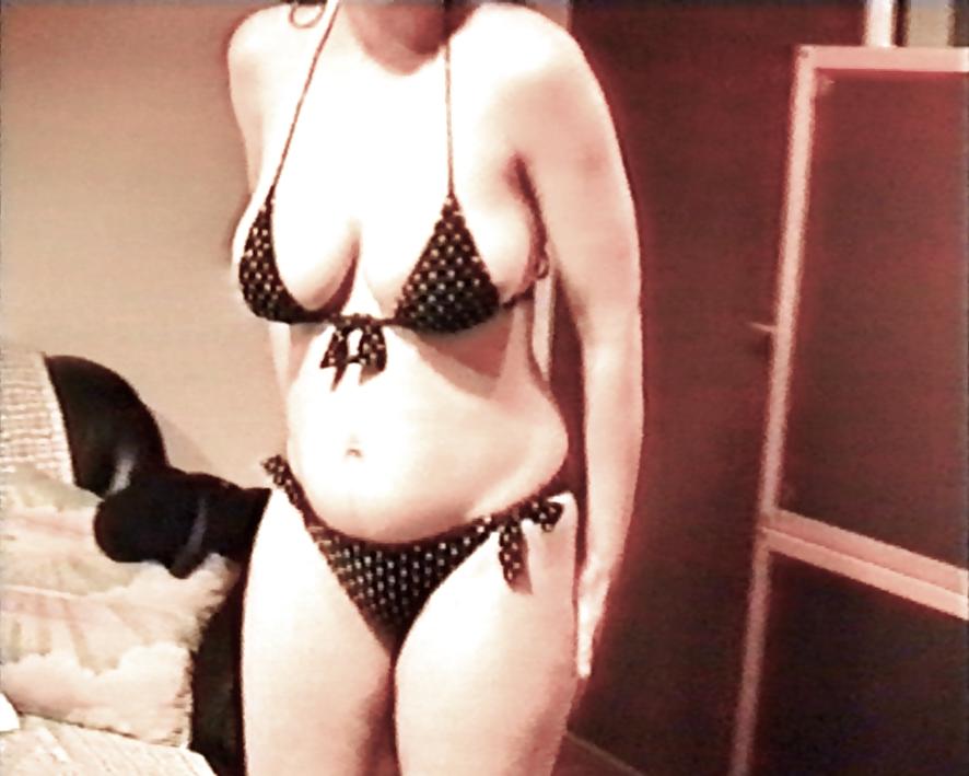10P SAG - Babe's Big Voluptuous Boobs Black-White-Dot Bikini 02