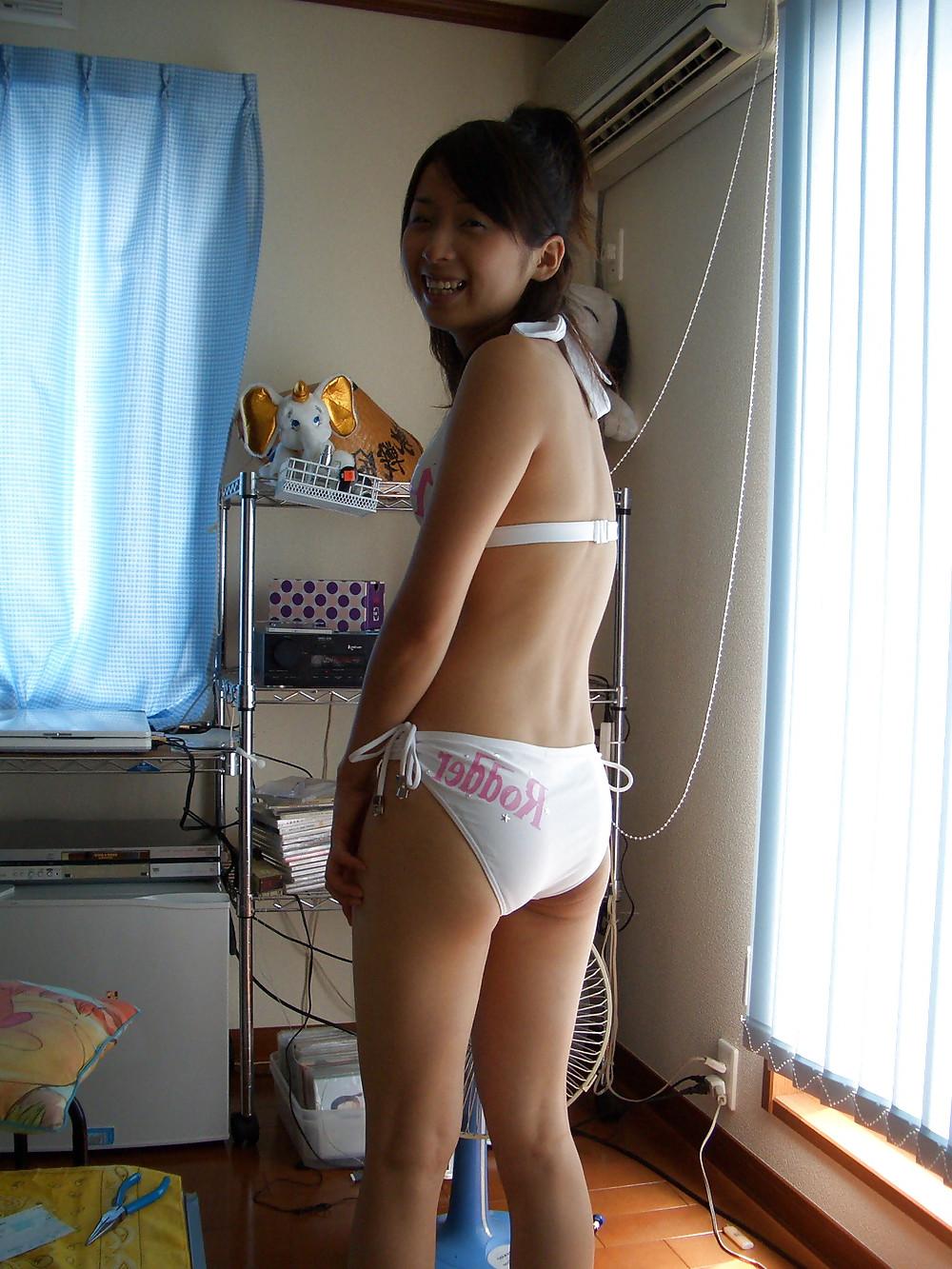25P Japanese Teen spread and creampie (Part 1)