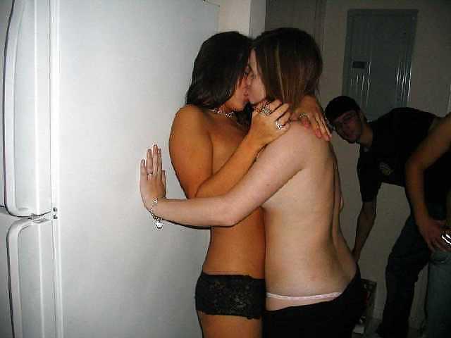 25P GIRLS EATING GIRLS