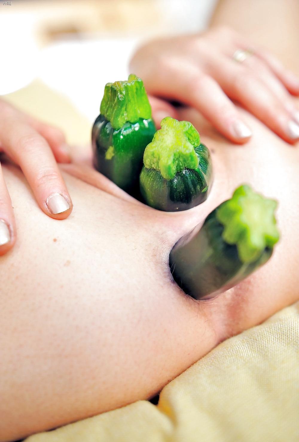 25P Bizarre Insertion Sluts (Anal Vegetables)