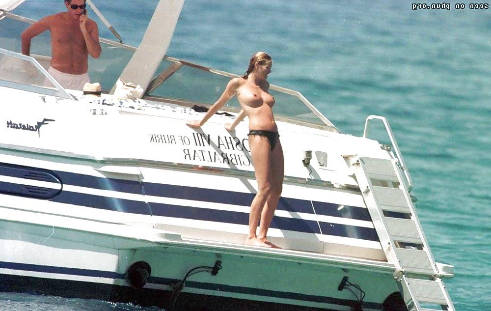 25P Gorgeous topless Celebrities