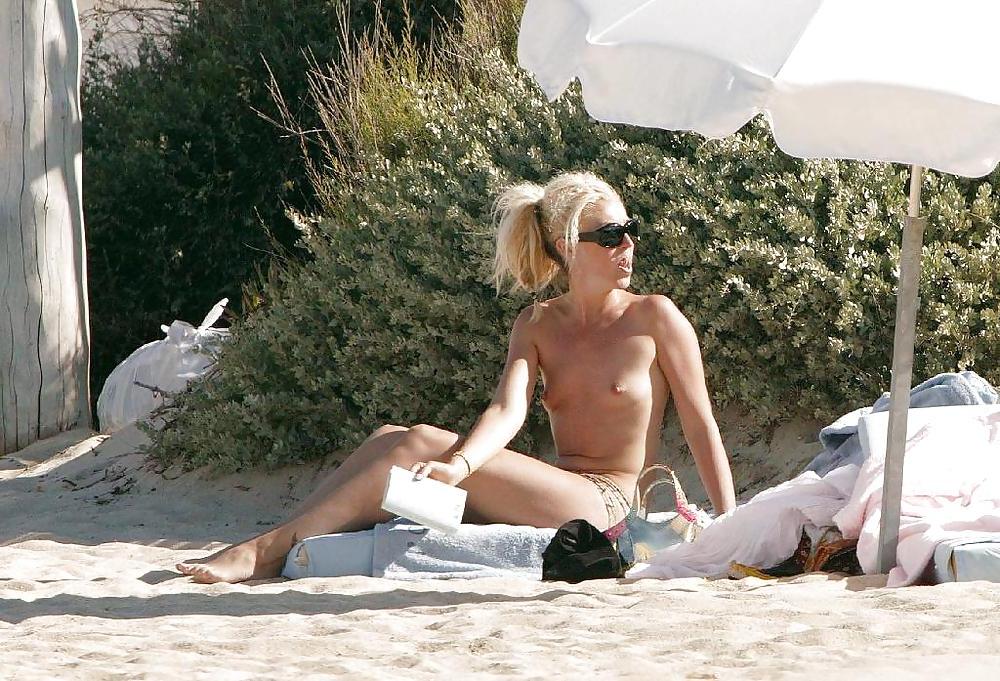 25P Gorgeous topless Celebrities