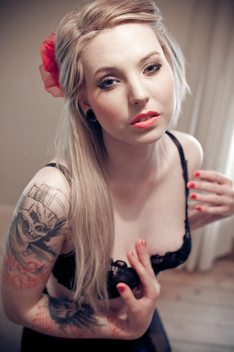 25P Hot Blonde Emo 
