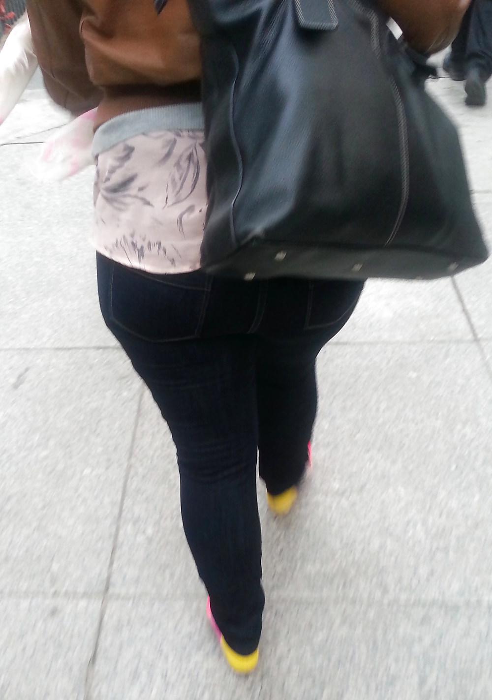 10P Downtown Toronto, Canada - Jeans Booty