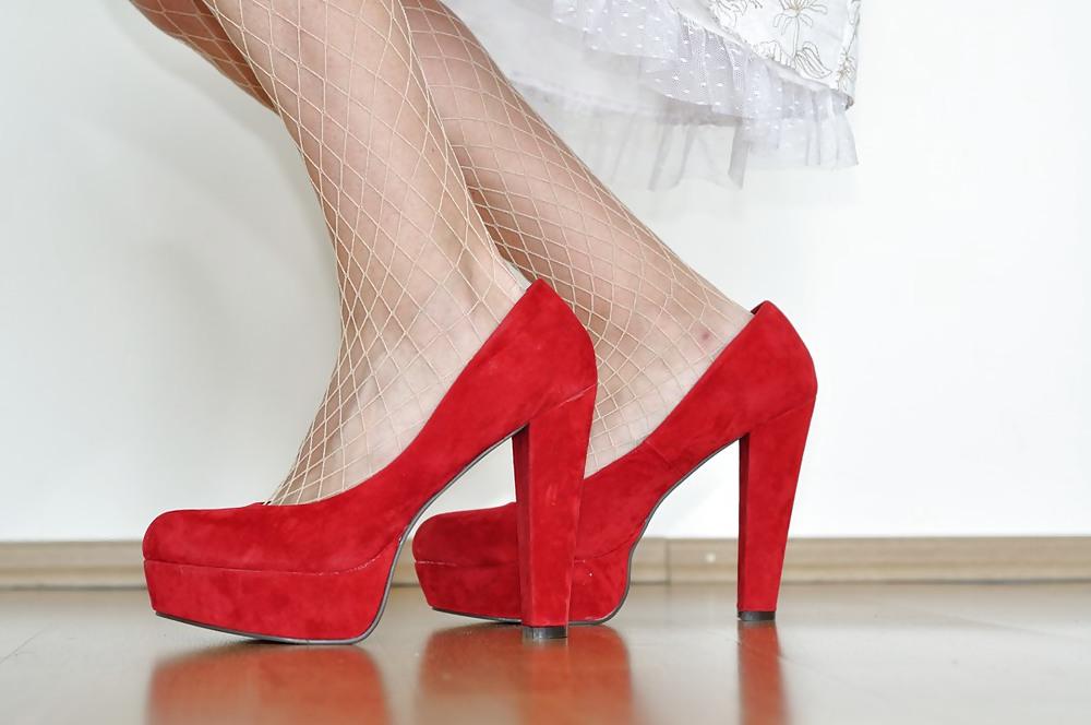 25P Crossdresser in stockings and red high heel pumps