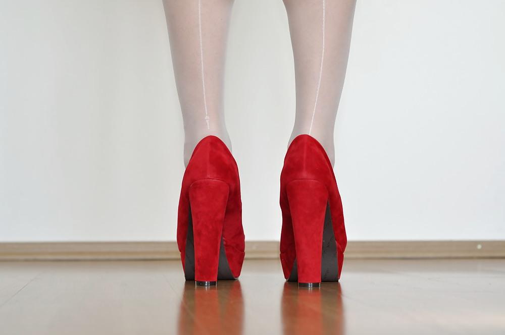 25P Crossdresser in stockings and red high heel pumps