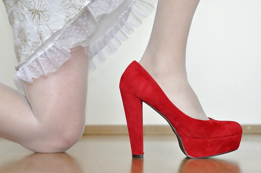 25P Crossdresser in stockings and red high heel pumps
