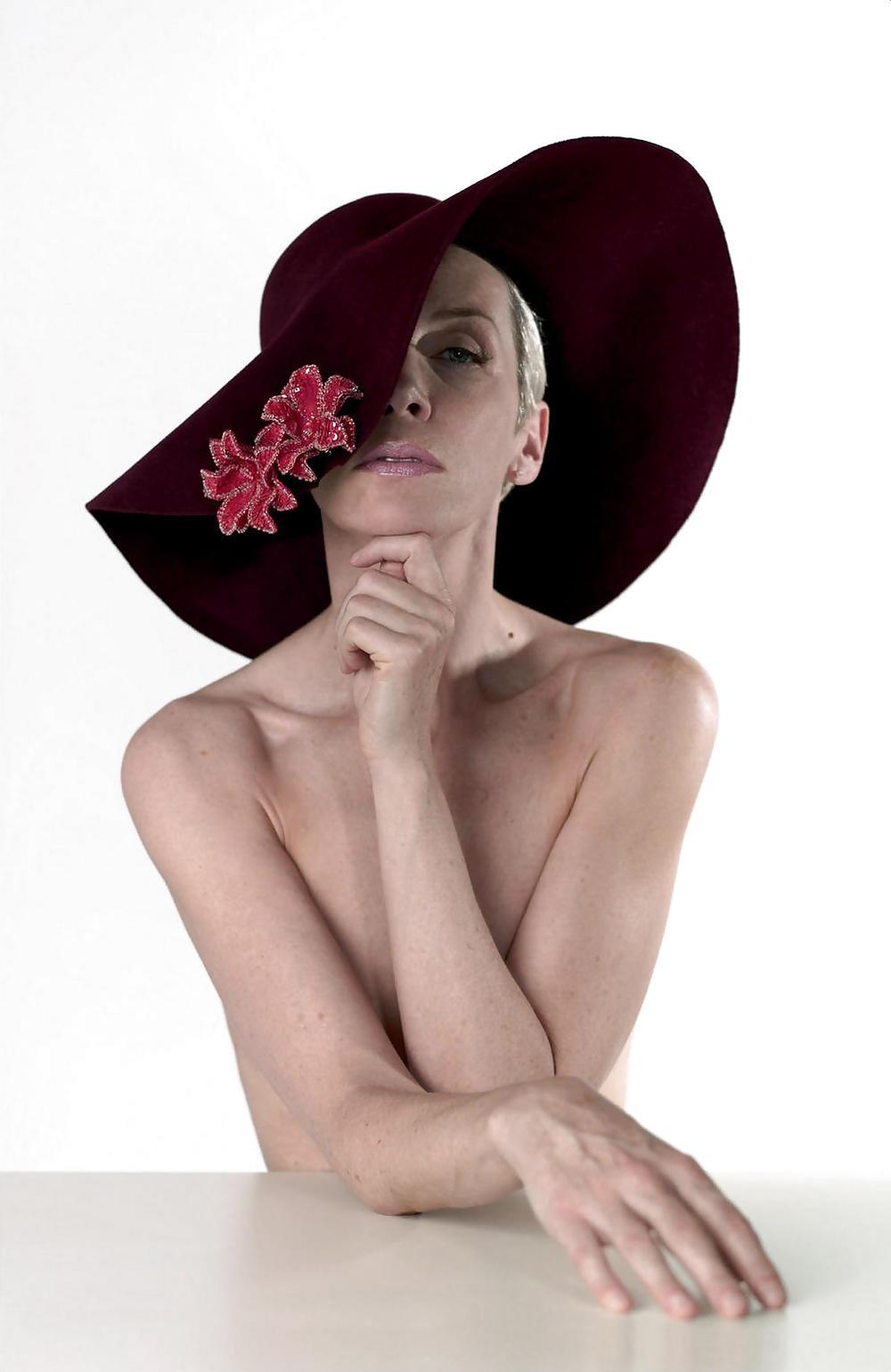 25P Celebs Naked 02