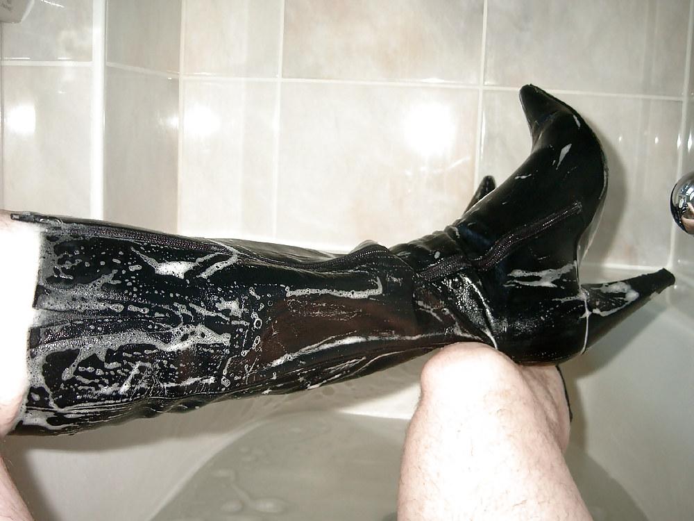 14P Fun with Leather Boots in the Tub