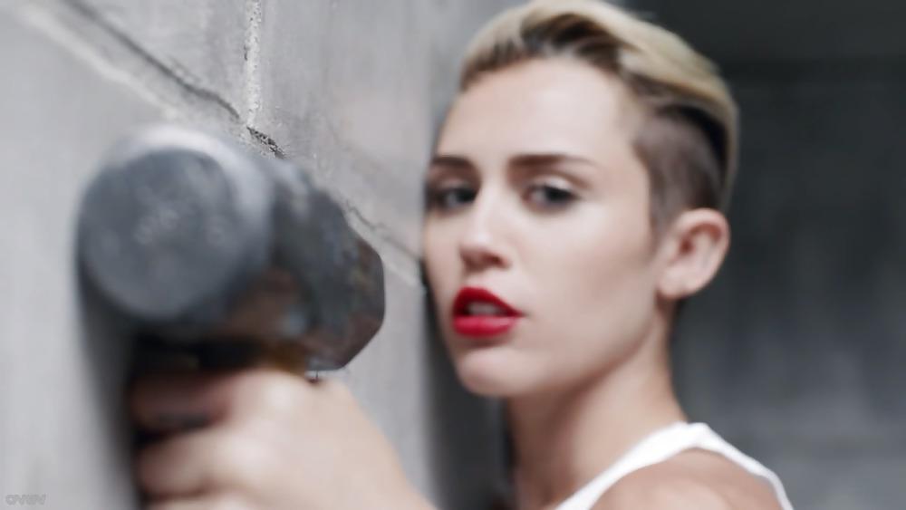 25P Sex Nude Miley Cyrus Wrecking Ball September 2013