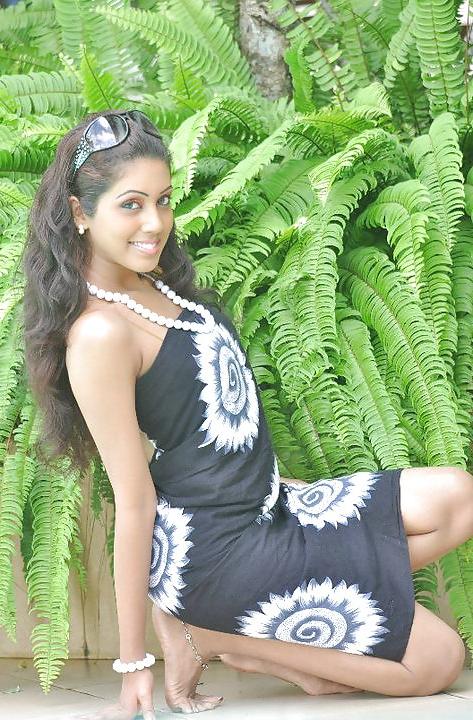 25P Sri Lankan Hot Womens