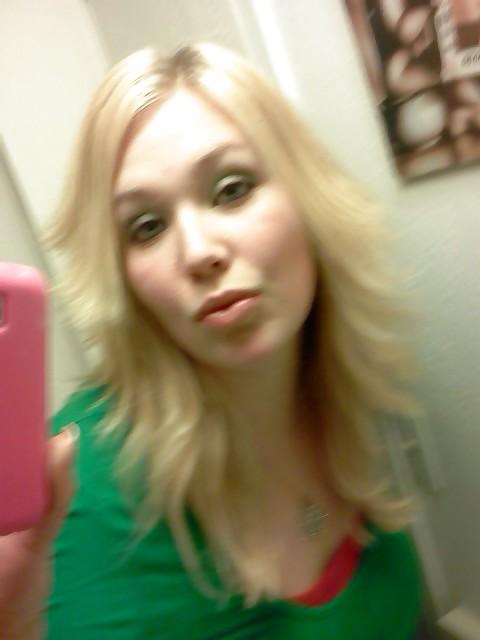 25P Blonde showing her big ass and pussy